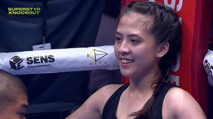 Zara Adhisty bersandar dipojok ring setelah menghadapi Lula Lahfah di Tinju Superstar Knockout di Mahaka Square