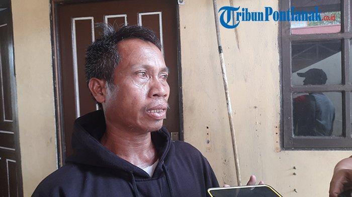 Atdrianus Orangtua YFY gadis berusia 17 tahun yang meninggal dunia usai karaoke di tempat hiburan malam mendatangi Mapolres Sintang, pada Sabtu 22 Juli 2023.