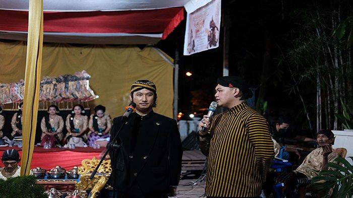 Pembina Sanggar Seni Hamiluhung Alfian Yunantoro yang hadir dalam kesempatan itu memimpin prosesi potong tumpeng, sambil memanjatkan doa bersama.