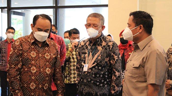 Wamen Desa, Pembangunan Daerah Tertinggal dan Transmigrasi, Budi Arie Setiadi dan Gubernur Sutarmidji usai menghadiri Launching Program Smart KKN Digital Smart Village Tanjungpura di Ruang Amphitheater FK Untan, Kamis 28 Oktober 2021.