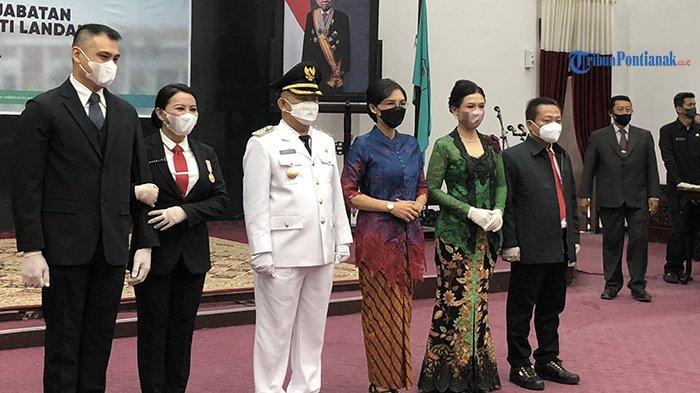 Foto bersama Pj Bupati Landak, Samuel didampingi istri, bersama Karolin Margaret Natasa dan Herculanus usai pelantikan di Balai Petitih Kantor Gubernur, Senin 23 Mei 2022.