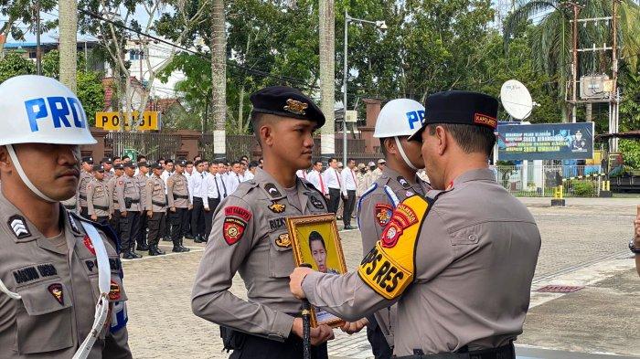 Upacara PTDH anggota Polresta Pontianak berinisial Brigadir RT di halaman Polresta Pontianak dan dipimpin langsung Kapolresta Pontianak Kombespol Adhe Hariadi. Rabu 10 Januari 2024.