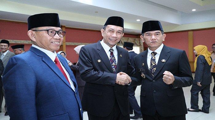 Pj Wali Kota Pontianak Ani Sofian memberikan ucapan selamat kepada Pj Sekda Kota Pontianak Zulkarnain.