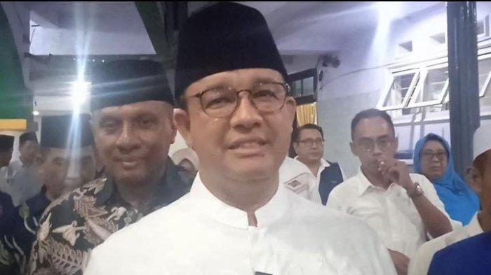 Anies Baswedan usai menemui Pengasuh Ponpes Al-Qodiri Jember, Jawa Timur, Sabtu 5 Mei 2023. Selain Anies, bacapres lainnya, Ganjar Pranowo saat ini juga menggelar safari politik di Jember.