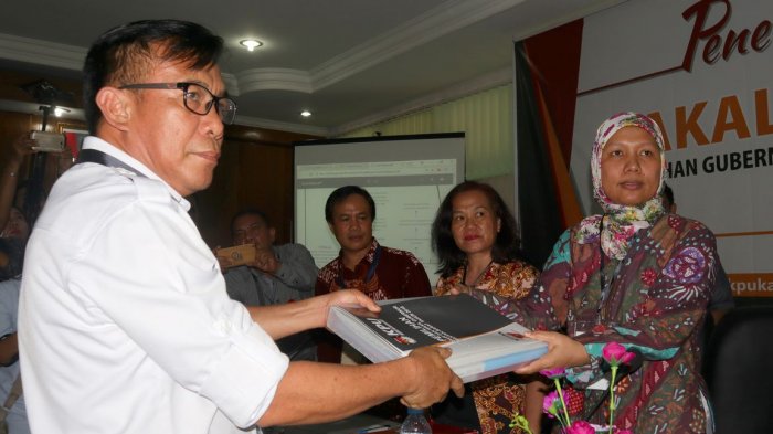Antonius Situmorang Ketua Tim Kampanye calon Gubernur dan Wakil Gubernur 2018-2023 Milton Crosby dan Boyman Harun saat menerima pengembalian berkas pendaftaran untuk dilengkapi dari Ketua KPU Kalbar Umy Rifdiyawati di KPU Provinsi Kalbar di Jalan Subarkah, Pontianak, Kalimantan Barat, Senin (8/1/2018) siang. Berkas pendaftaran pasangan Milton - Boyman dinyatakan belum melengkapi Laporan Harta Kekayaan Penyelenggara Negara (LHKPN) dari KPK dan surat keterangan dari Pengadilan Negeri terkait pernyataan tidak ada tanggungan hutang.