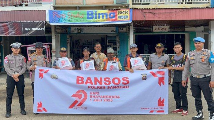 BANTUAN SOSIAL - Polres Sanggau menggelar kegiatan bakti sosial berupa penyaluran bantuan kepada masyarakat kurang mampu, Jumat 13 Juni 2025. Kegiatan ini dalam rangka memperingati Hari Bhayangkara ke-79 tahun 2025.