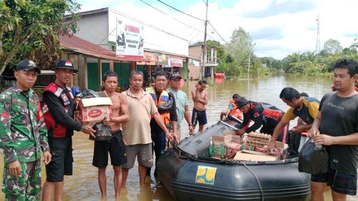 SALURKAN BANTUAN - Kapolsek Bonti, Iptu Suparman bersama tim siaga bencana Kecamatan Bonti melaksanakan patroli dan penyerahan bantuan bagi warga terdampak banjir di Kecamatan Bonti, Kabupaten Sanggau, Senin 3 Februari 2025. Kegiatan ini merupakan bagian dari upaya kepolisian dalam membantu masyarakat yang tengah menghadapi dampak bencana alam.
