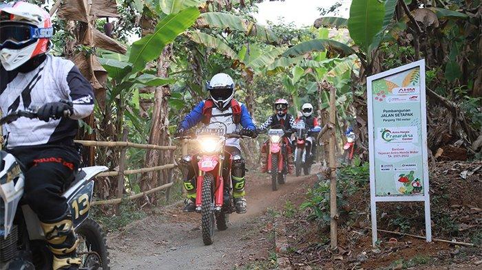 Berkendara aman dan nyaman saat melakukan terabas menggunakan sepeda motor trail.