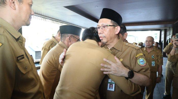 Suasana haru meliputi prosesi pelepasan diiringi salam-salaman bersama ASN Pemerintah Kota (Pemkot) Pontianak, di Halaman Kantor Wali Kota, Selasa 30 April 2024.