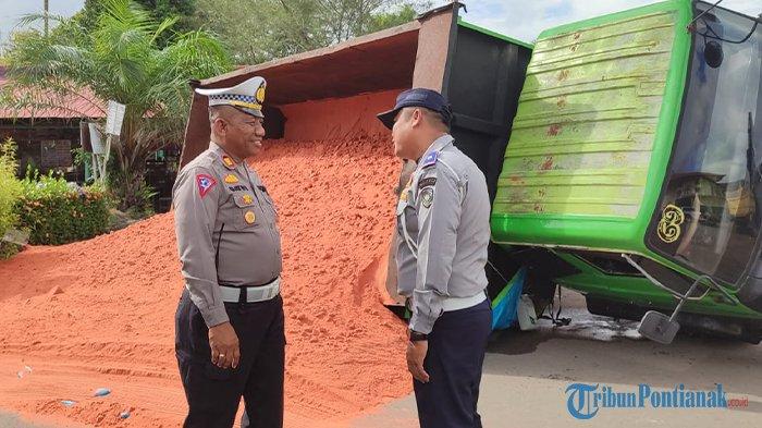 Kasat Lantas Polres Mempawah AKP Gatot Poerwarno bersama Kasi Lalulintas dan Angkutan Dishub LH Mempawah Tri Giontoro memantau langsung Truk Hino bernomor polisi AG 9816 UK bermuatan Pupuk KCL mengalami kecelakaan tunggal, amblas dan terguling di kawasan Terminal Mempawah, Kecamatan Mempawah Hilir, Kabupaten Mempawah, Kalimantan Barat tepatnya di depan Mapolres Mempawah, Selasa 20 Februari 2024 pagi.
