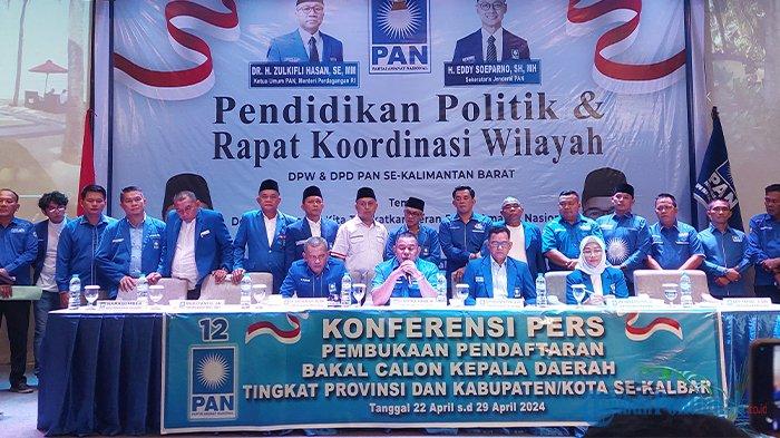 Ketua DPW PAN Kalbar Boyman Harun bersama pengurus PAN se Kalbar saat memberikan keterangan terkait pembukaan pendaftaran calon kepala daerah di Kalbar, Sabtu 20April 2024.