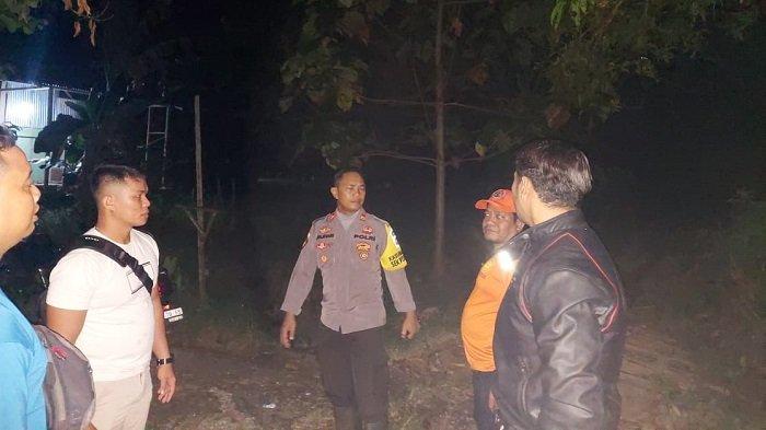 Kapolsek Putussibau Utara, Iptu Jauhari bersama tim gabungan, saat berdiskusi untuk mencari korban yang sedang tenggelam di sungai Sibau, Kecamatan Putussibau Utara, Sabtu 27 Januari 2024.