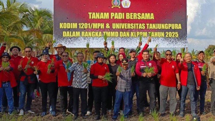 TANAM PADI - Camat Sungai Pinyuh, Ibrahim Mahras (tegah baju kotak-kotak), menghadiri langsung kegiatan tanam padi bersama yang dilaksanakan di Desa Sungai Purun Kecil, Kecamatan Sungai Pinyuh, Kabupaten Mempawah, Minggu 25 Mei 2025. dapat meningkatkan kesejahteraan masyarakat dan mencapai tujuan pembangunan yang berkelanjutan