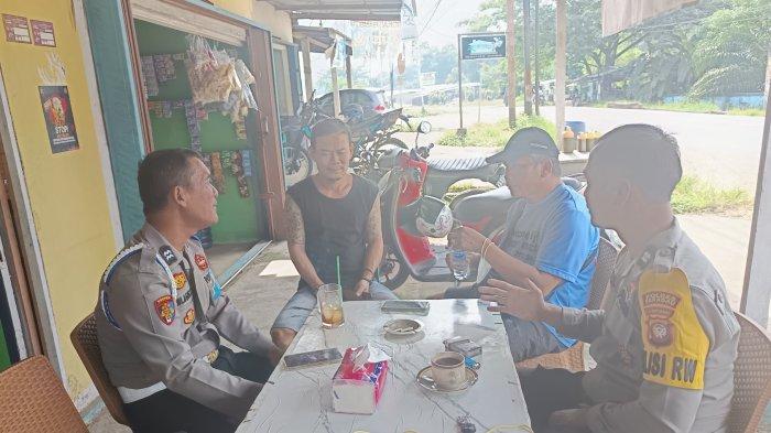Kanit Binmas Aiptu Zulfikar, bersama Kanit Propam Aiptu Dwi Agus Subiantoro dan Kanit Samapta Bripka Imam, mendatangi warga di Warung Kopi Ambawang, Desa Sungai Ringin, Kamis 19 September 2024