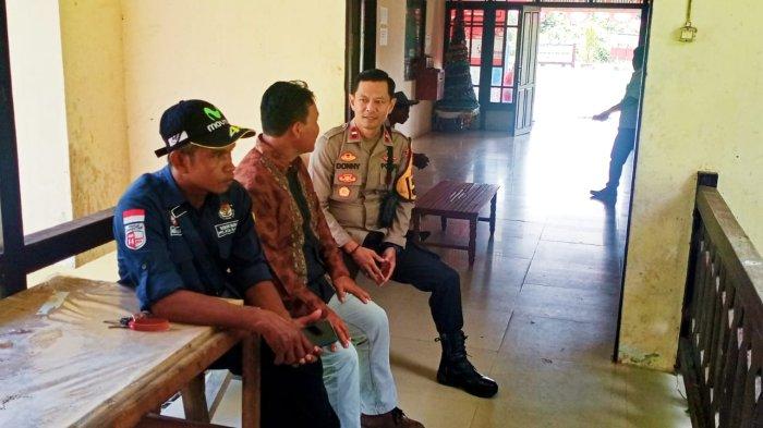 Kapolsek Kuala Behe IPDA Donny Pati Pratama Yolanda bersama personel Polsek Kuala Behe aktif melaksanakan kegiatan bimbingan dan penyuluhan (binluh) kepada masyarakat setempat sebagai bagian dari upaya cooling system menjelang Pilkada 2024 Kabupaten Landak, Rabu 11 September 2024.