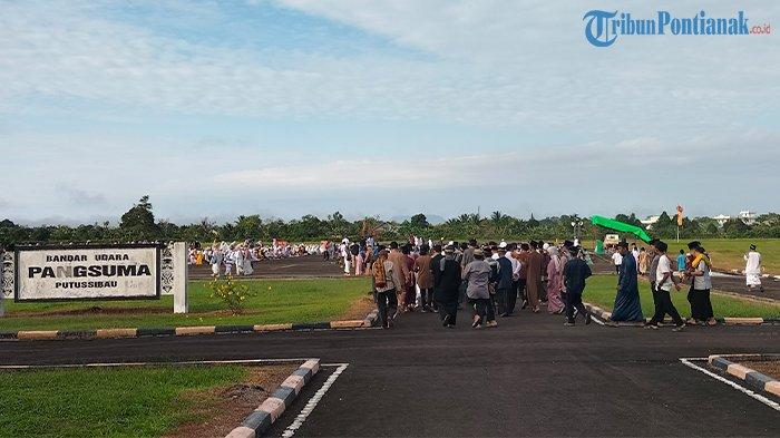Masyarakat Putussibau Selatan, saat berbondong-bodong untuk melaksanakan salat Idul Adha di lapangan pesawat Bandara Pangsuma Putussibau, Senin 17 Juni 2024.