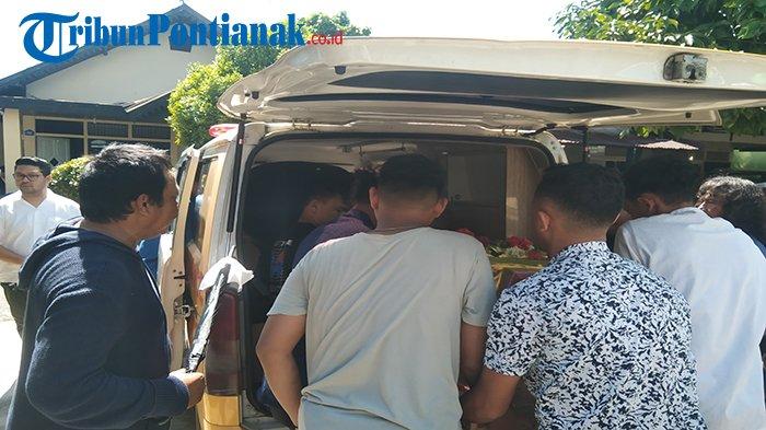 Detik-detik Fhito Bony Fhio korban kecelakaan di Jalan Putri Dara Hitam, dimasukan kedalam sebuah mobil ambulance saat menuju ke pemakaman Umum wilayah Sungai Bangkong Pontianak, Senin 6 Mei 2024.