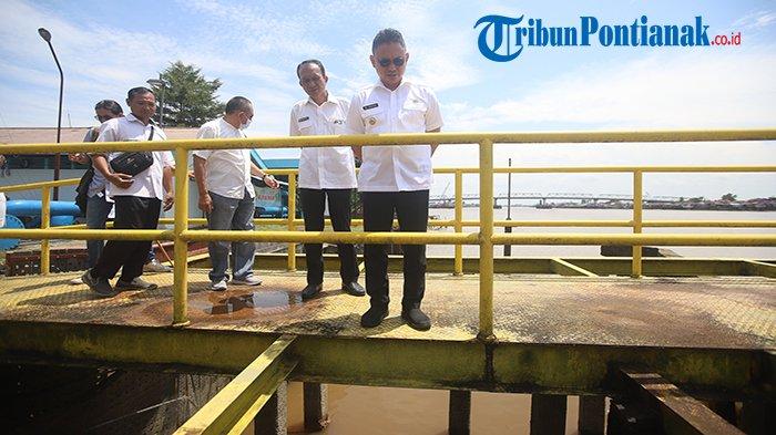 Wali Kota Pontianak, Edi Rusdi Kamtono melakukan peninjauan langsung di Lokasi Instalasi Pengolahan Air (IPA) 5, di Jalan Imam Bonjol, Komplek Perumda Air Minum Tirta Khatulistiwa Kota Pontianak, Rabu 2 Agustus 2023. TRIBUN PONTIANAK/TRI PANDITO WIBOWO