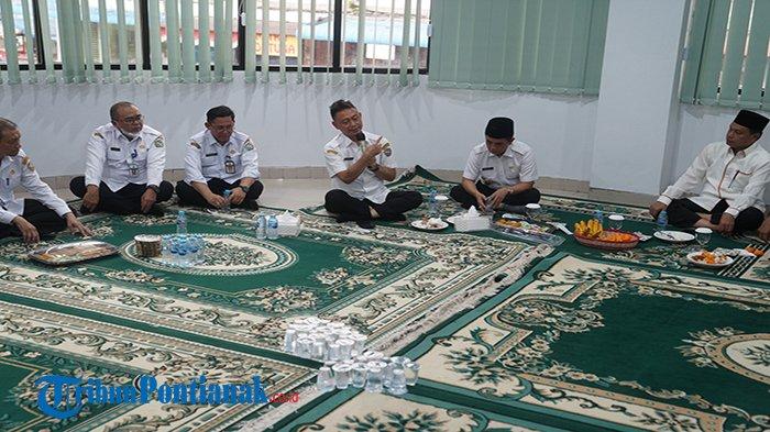 Walikota Pontianak Edi Rusdi Kamtono menghadiri tasyakuran dalam rangka Soft Opening Mal Pelayanan Publik, di Kawasan Pasar Kapuas Indah, Kota Pontianak, Rabu, 20 Desember 2023. Pembangunan MPP merupakan upaya pemerintah Kota Pontianak dalam meningkatkan pelayanan publik di Kota Pontianak. TRIBUN PONTIANAK/TRI PANDITO WIBOWO