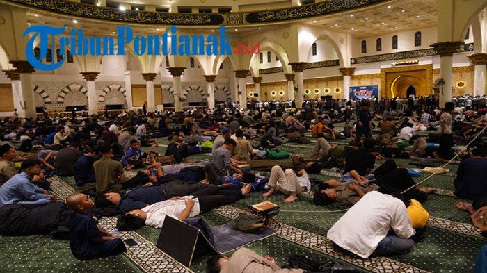 ITIKAF DI MUJADIN - Ribuan umat islam melaksanakan itikaf di Masjid Raya Mujahidin, Kota Pontianak, Kamis, 27 Maret 2025. Setelah melaksanakan itikaf, jamaah dapat menunaikan ibadah sahur dengan menukarkan kupon dan menikmati hidangan di halaman masjid.