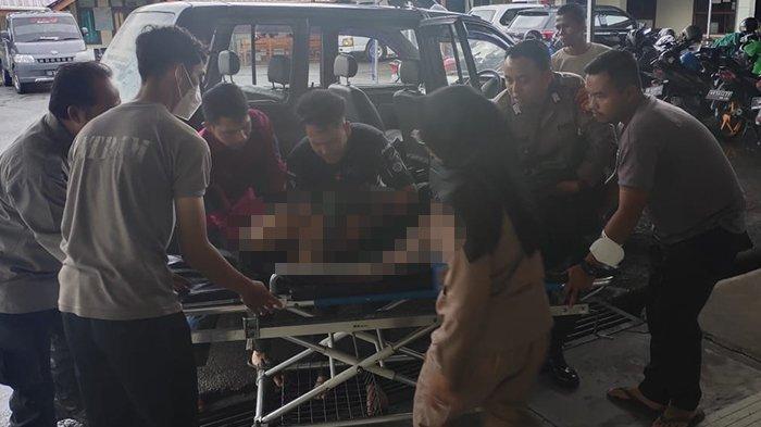 Polisi saat mengevakuasi korban diduga bunuh diri ke Rumah Sakit Elisabeth Sambas untuk dilakukan pemeriksaan medis, Rabu 3 April 2024.