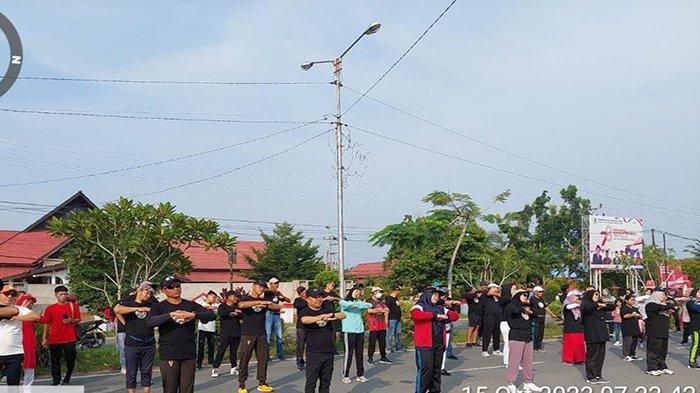 Ratusan masyarakat mengikuti Car Free Day di kawasan Jalan Pembangunan Desa Dalam Kaum, Kecamatan Sambas, Kabupaten Sambas kembali dilaksanakan, Minggu 15 Oktober 2023.