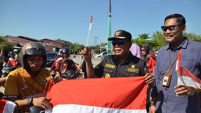 Dalam menyambut hari Kemerdekaan Ke 78 Republik Indonesia, Bupati Kayong Utara, Citra Duani didampingi Ketua TP PKK Kabupaten Kayong Utara, Yayuk Citra Duani membagikan bendera merah putih kepada masyarakat.