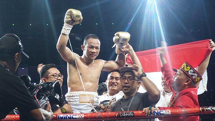 Daud Yordan saat berhasil menumbangkan petinju Argentina Hernan Liandro Carizzo pada ronde 8 perebutan gelar
IBA World Super Light Weigt Championship di GOR Ayani Terpadu Pontianak, sabtu 7 September 2024 malam. Tribun Pontianak Ferryanto.
