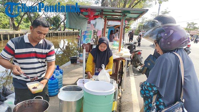 Bg Masri ketika melayani pembeli Es Bongko, Sabtu 6 April 2024. Es Bongko Wak Daeng ini beralamat di Jl H Rais A Rachman, tepatnya di depan Masjid Baiturrahim, Sui Jawi Dalam, Pontianak Barat.