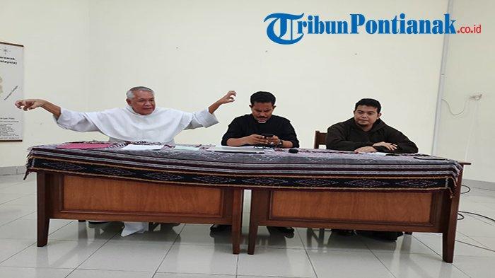 Pastor Robertus Ambrosius tengah, Pastor Edmund Nantes OP saat konferensi pers Pesta Perak Hari Ulang Tahun (HUT) Sekolah Tinggi Teologi (STT) Pastor Bonus dan Seminari Tinggi Interdiosesan Antonio Ventimiglia (STAV) Regio Kalimantan yang ke-25.