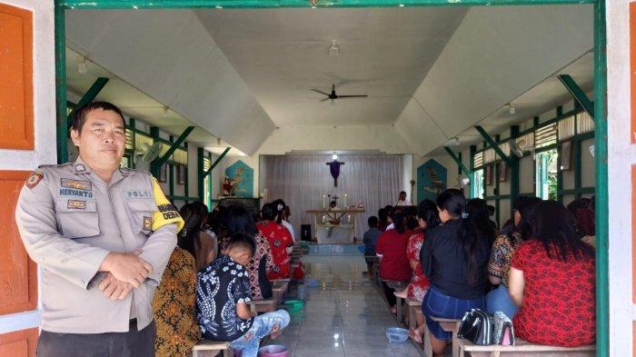 AMANKAN GEREJA - Anggota Polsek Sebangki melaksanakan pengamanan ibadah di Gereja Katolik Santo Damianus Stasi Senunuk, Dusun Senunuk, Desa Agak, Kecamatan Sebangki, Kabupaten Landak, Jumat 18 April 2025. Berkat pengamanan yang dilakukan oleh pihak kepolisian, seluruh rangkaian kegiatan berjalan dengan aman, tertib, dan kondusif.