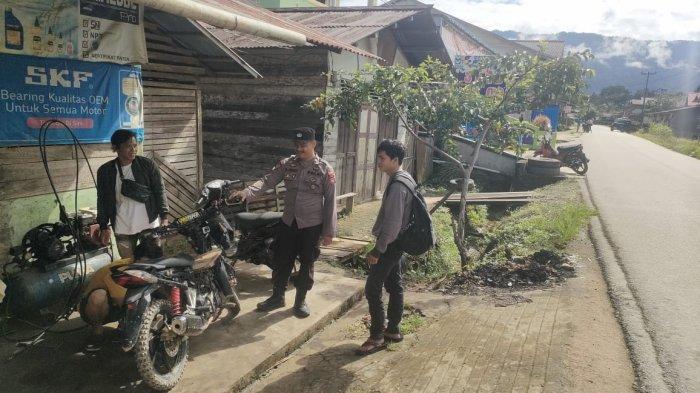 PATROLI DIALOGIS - Personel piket Polsek Air Besar melaksanakan kegiatan patroli dialogis di wilayah hukum Polsek Air Besar, Sabtu 1 Maret 2025. Kegiatan ini merupakan wujud komitmen dan loyalitas pelayanan prima kepolisian kepada masyarakat