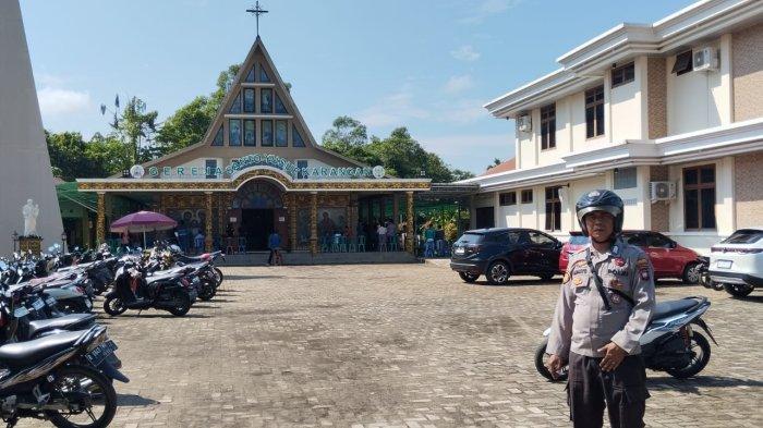 IBADAH MINGGU - Personel Polsek Mempawah Hulu lakukan pengamanan kegiatan misa Minggu di Gereja Paroki Santo Yusuf Desa Karangan, Kecamatan Mempawah Hulu Kabupaten Landak, Minggu 13 Juli 2025. Pengamanan yang dilakukan Personel Polsek Mempawah Hulu tersebut bertujuan untuk memberikan rasa aman dan nyaman kepada jamaah dalam melaksanakan ibadah Misa Minggu