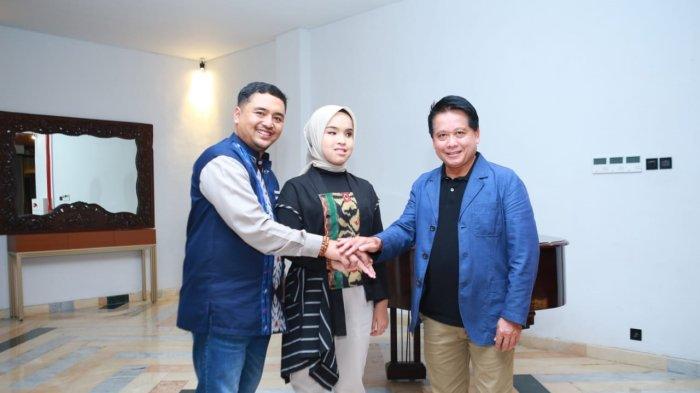Direktur Utama BSI Hery Gunardi (kanan) bersama dengan Putri Ariani (tengah) dan ayahanda Ismawan Kurnianto (kiri) di sela acara Mata Najwa on Stage : Anak Muda Bisa Apa? di Universitas Muhammadiyah Malang. (12/7)