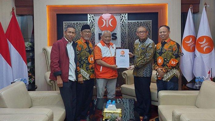 Presiden PKS, Ahmad Syaikhu (ketiga dari kiri) didampingi Ketua DPW PKS Kalimantan Barat, Arif Joni Prasetyo (kedua dari kiri) saat menyerahkan rekomendasi dukungan kepada Sutarmidji (kedua dari kanan) sebagai Calon Gubernur Kalbar beberapa waktu yang lalu.
