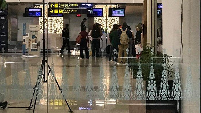 Suasana ruang check-in Bandara Supadio Pontianak, Minggu 9 Juni 2024 malam.