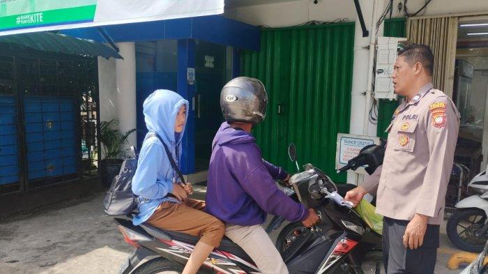 EDUKASI KESELAMATAN - Personel Polsek Mandor edukasi keselamatan kepada pengendara, Senin 9 Juni 2025. Pendekatan humanis ini menjadi daya tarik tersendiri, karena disampaikan dengan ramah namun tetap tegas.