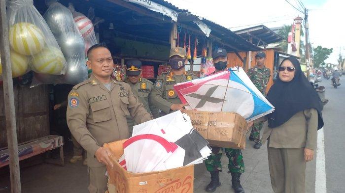 Satpol PP Kota Pontianak saat razia layangan di Wilayah Pontianak Timur dan Utara, Sabtu 8 Juni 2024.