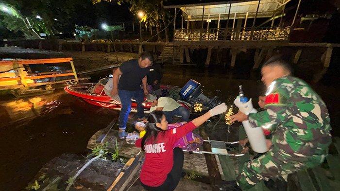 Anggota Korem 121/ABW Sintang saat evakuasi ibu kritis yang hanyut bersama speedboat di sungai Kapuas sintang