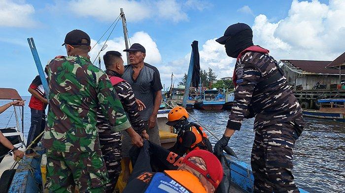 Proses evakuasi bocah perempuan yang tenggelam di pantai Kendawangan.
