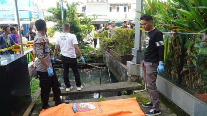 Polisi lakukan evakuasi jasad korban yang ditemukan di Jalan Gajah Mada Pontianak, Senin 6 Mei 2024