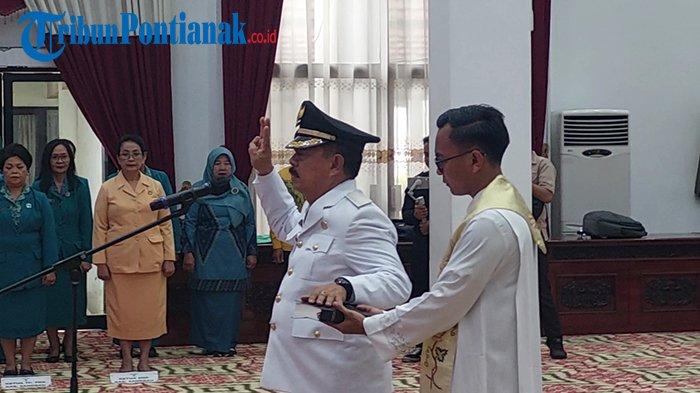 Yohanes Ontot saat diambil sumpah untuk menjabat sebagai Bupati Sanggau, di Balai Petitih, Kantor Gubernur Provinsi Kalimantan Barat, rabu 17 Februari 2024. Tribun Pontianak Ferryanto
