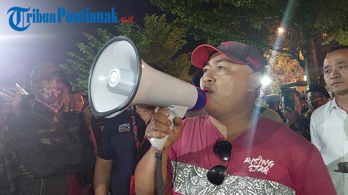 Amansius, satu diantara peserta aksi unjuk rasa dari Kabupaten Bengkayang yang menuntut Mulyanto, Ketua Serikat Buruh Pelikha Kabupaten Bengkayang dibebaskan Polisi. Jumat 17 November 2023. Tribun Pontianak Ferryanto.