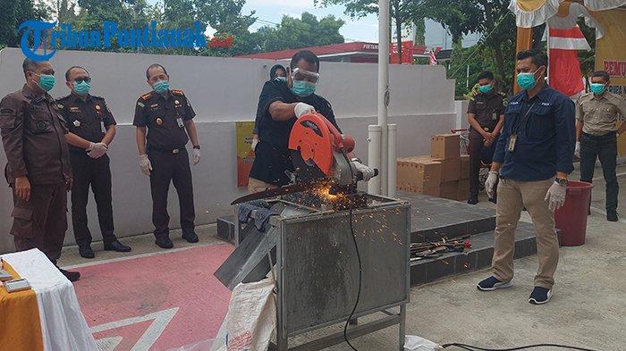 Pemusnahan Barang bukti tindak pidana yang telah mendapatkan kepastian hukum dari Pengadilan, kamis 19 Oktober 2023. Tribun Pontianak Ferryanto