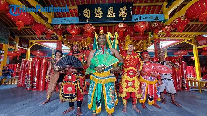 sejumlah Tatung dari Kubu Raya saat melaksanakan ritual di Kelenteng Tri Darma Bhakti Pontianak. Jumat 23 Februari 2024.
