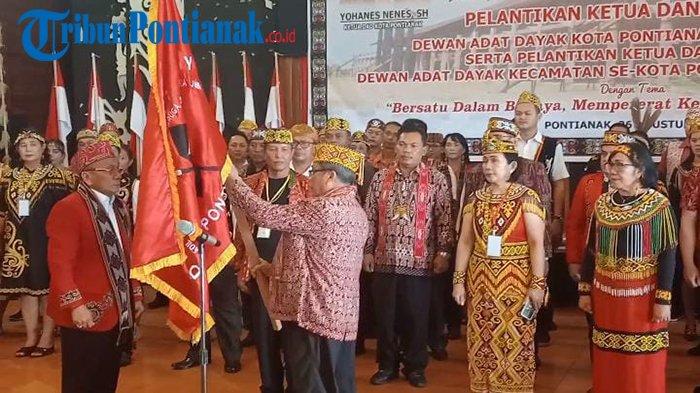 Tampak Ketua Umum DAD Provinsi Kalbar, Cornelius Kimha melantik sejumlah pengurus Dewan Adat Dayak (DAD) Kota Pontianak periode 2023-2028, di Rumah Radakng Pontianak, Sabtu, 26 Agustus 2023.