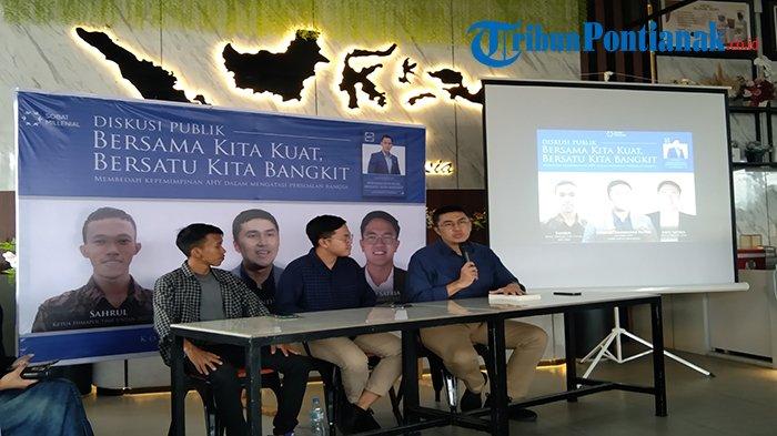 Sahabat AHY/Jubir Partai Demokrat, Herzaky Mahendra Putra, Ketua Imapol Fisip Untan 2022-2023, Sahrul dan Ketua BEM UI 2022, Bayu Satria hadiri acara diskusi publik bertajuk 'Bersama Kita Kuat, Bersatu Kita Bangkit', yang berlangsung di Pujasera Saigon, Jalan Tanjung Raya II, Pontianak, Kalimantan Barat, Jumat 29 Desember 2023.