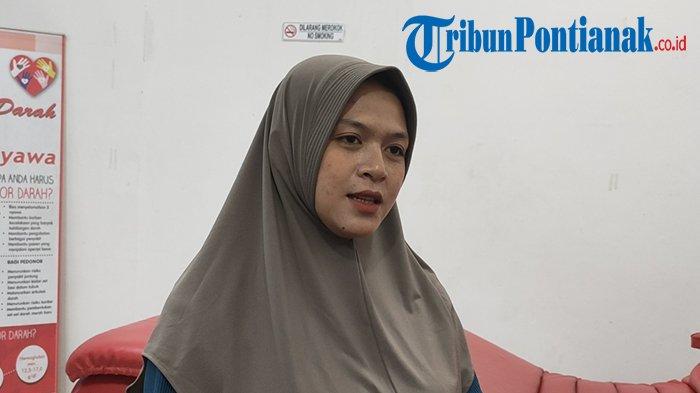 Perawat Palang Merah Indonesia (PMI) Kabupaten Mempawah, Devi Anggraini saat ditemui Tribun Pontianak di Kantor PMI Kabupaten Mempawah, Kalimantan Barat, Senin 6 November 2023.