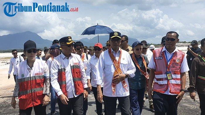 Menteri Perhubungan RI, Budi Karya Sumadi (kedua dari kanan) saat meninjau langsung kesiapan Operasional Bandara Singkawang, Minggu 28 Januari 2024. Kedatangan Budi Karya Sumadi di dampingi Koordinator CSR Bandara Singkawang, Pui Sudarto menggunakan pesawat Longitude Balai Kalibrasi.