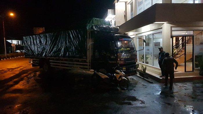 Satu unit truk fuso bermuatan jutaan batang rokok saat diamankan di Jalan Diponegoro, Kelurahan Pasiran, Kecamatan Singkawang Barat, Kota Singkawang, Kalimantan Barat, Selasa malam 12 Desember 2023